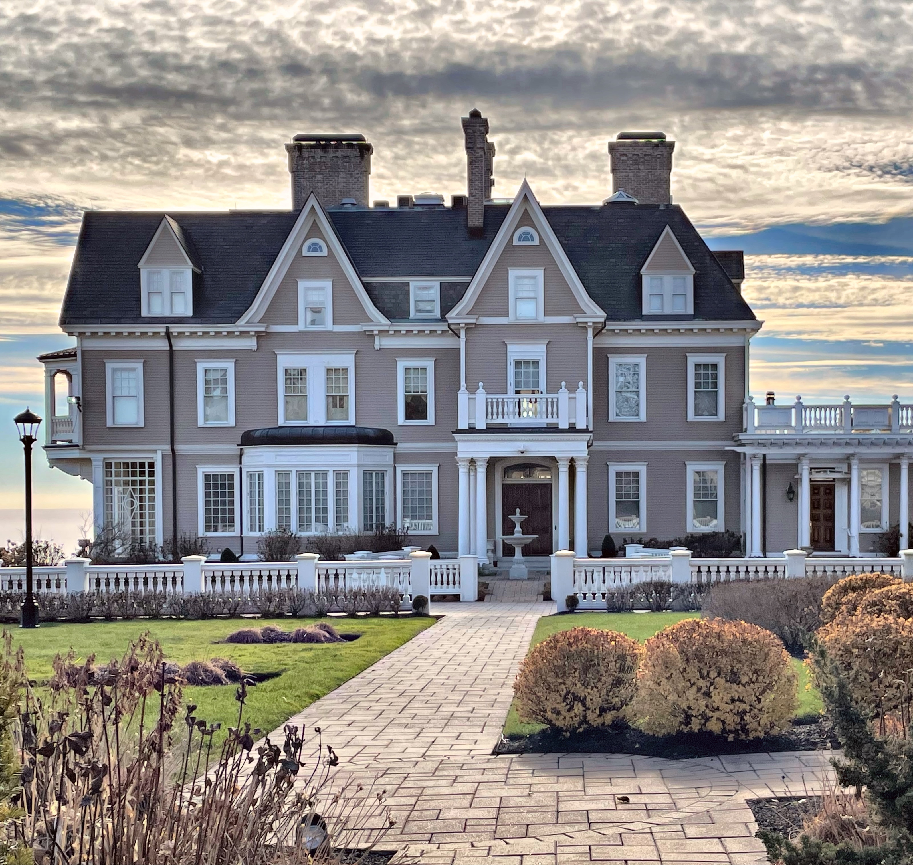 Newport Cliff Walk – Buildings of New England
