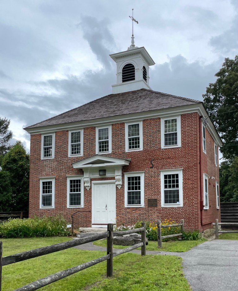 Bullet Hill School – Buildings of New England